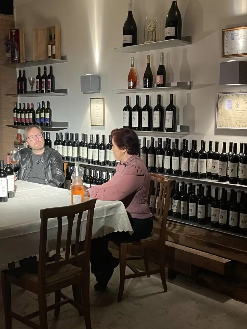 Serena all'interno della sua cantina durante la registrazione di Una vita tra le viti