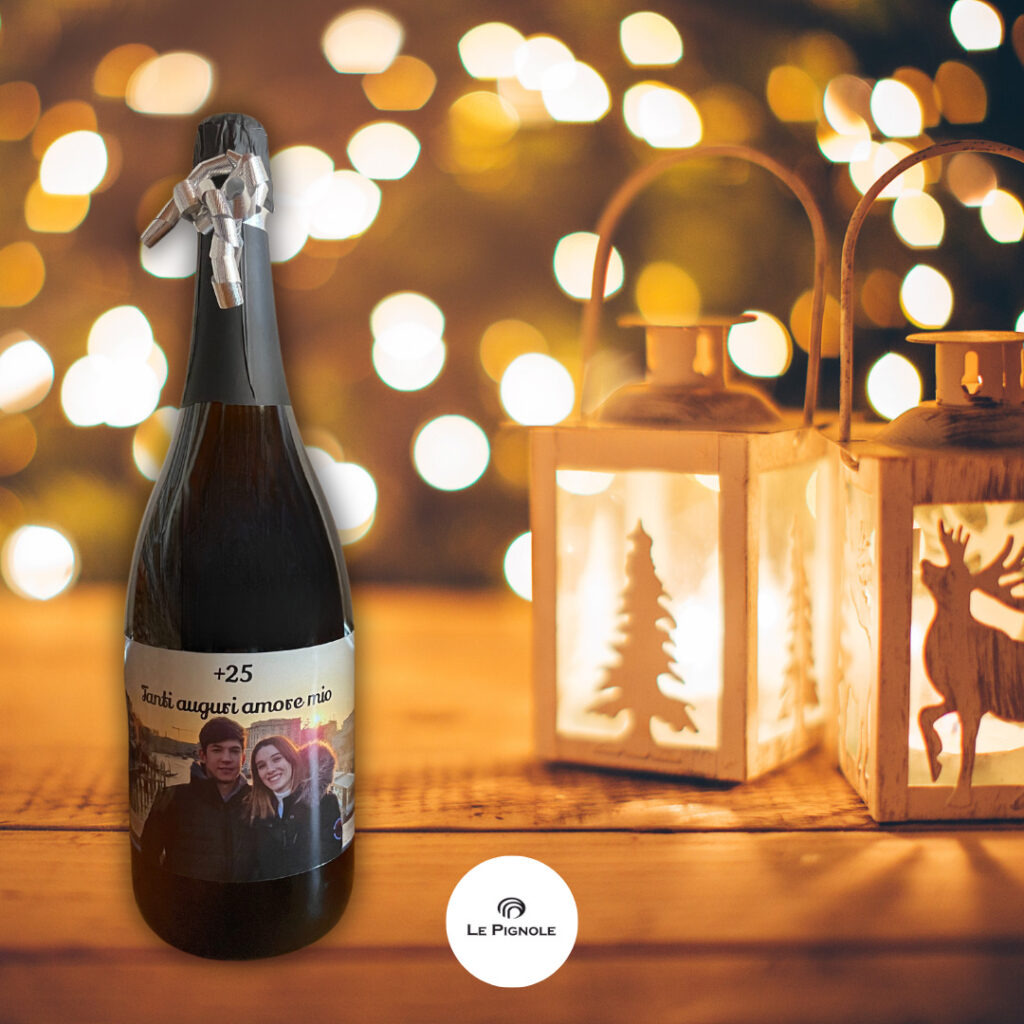 Bottiglia personalizzata sotto albero di Natale